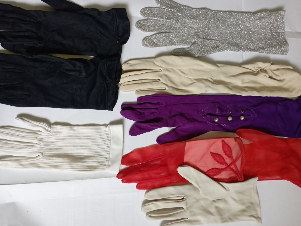 Женские  перчатки кожаные и нарядные.