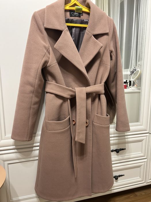 Пальто жіноче.