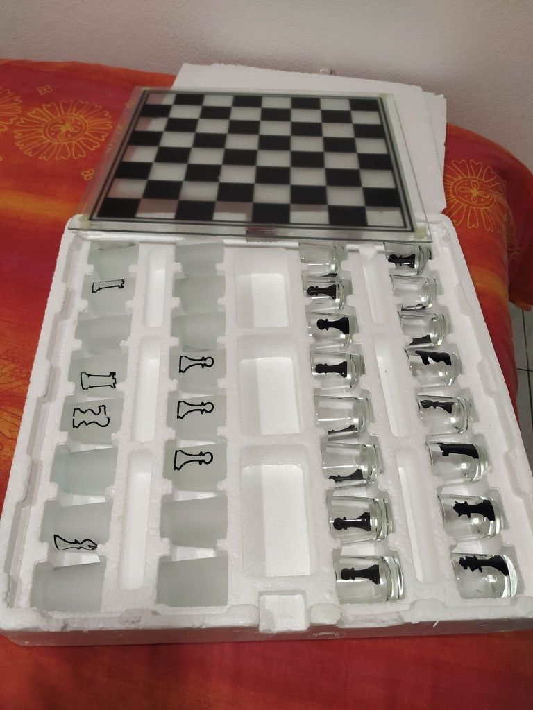 Conjunto de copos de shot c/ mesa xadrez