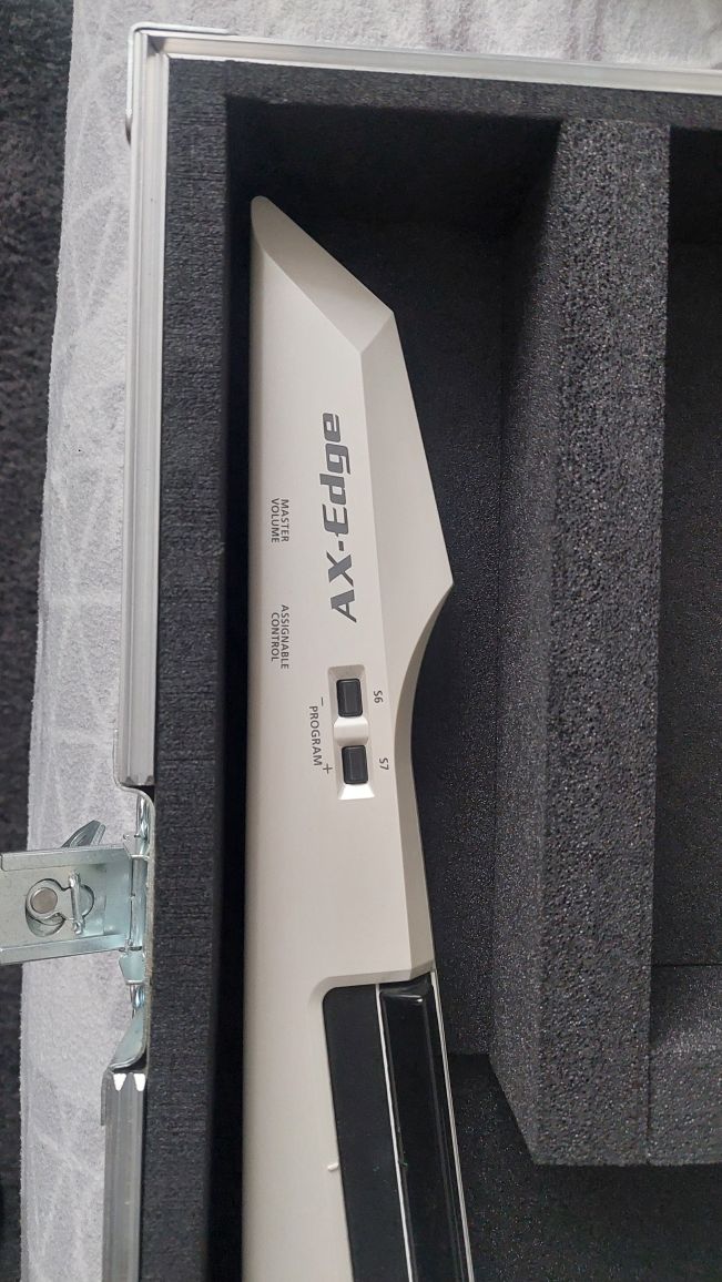 Roland AX Edge biały z futerałem