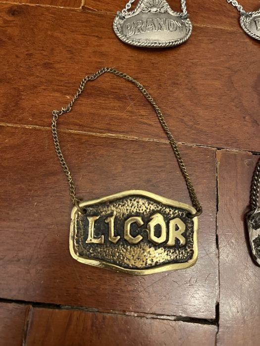 Letreiro metalico para pendurar no gargalo de bebida/vinhos/licores