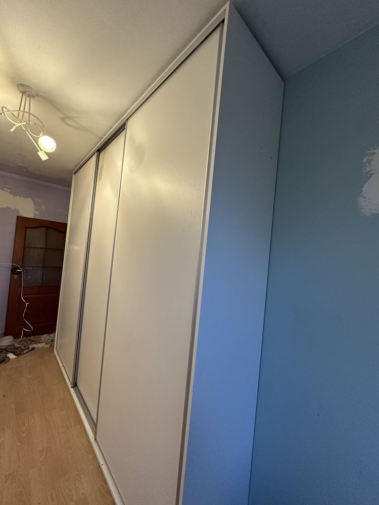 Sprzedam dużą białą szafe 280 cm x 265 cm trzy przesuwane drzwi