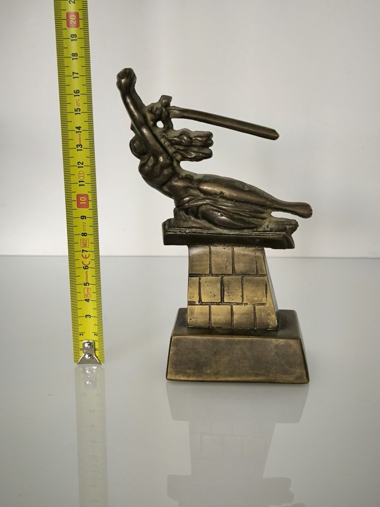 Rzeźba Pomnik Nike Warszawa statuetka PRL mosiądz brąz