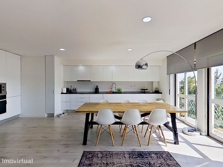 Excelente T-2 Renovado, Cozinha Equipada, 3 Varandas E Parqueamento