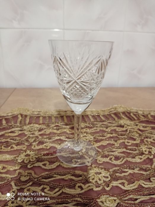 Продаю набір кришталевих чарочек та фужерів.