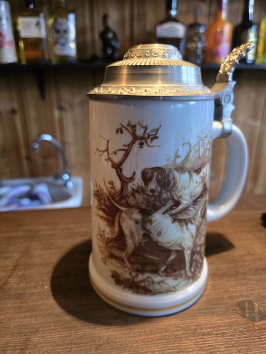 Kufel z motywem myśliwskim. Porcelana GDR