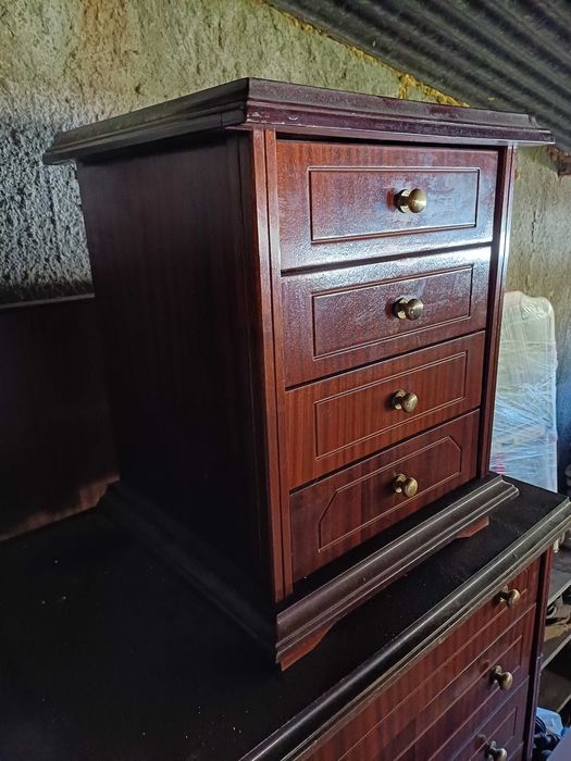 Cómoda e mesas cabeceiras