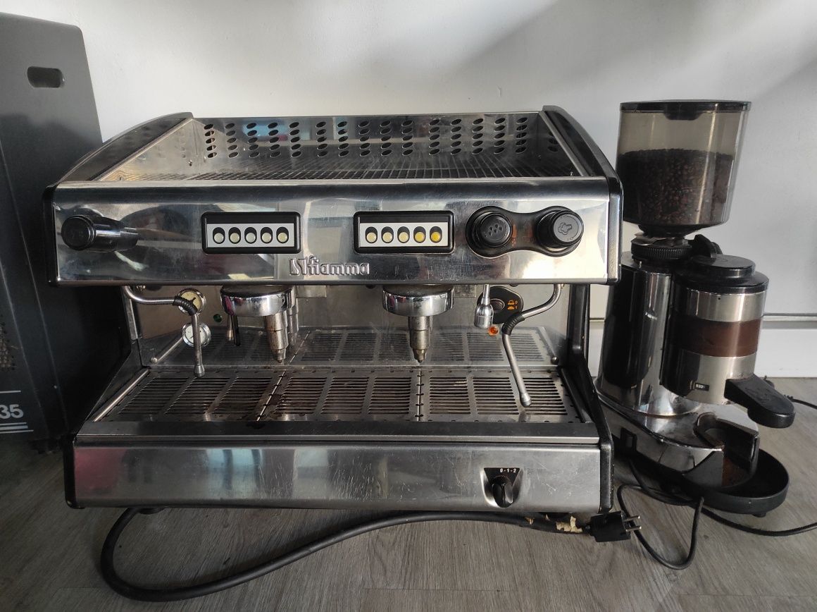Máquina de café com moinho