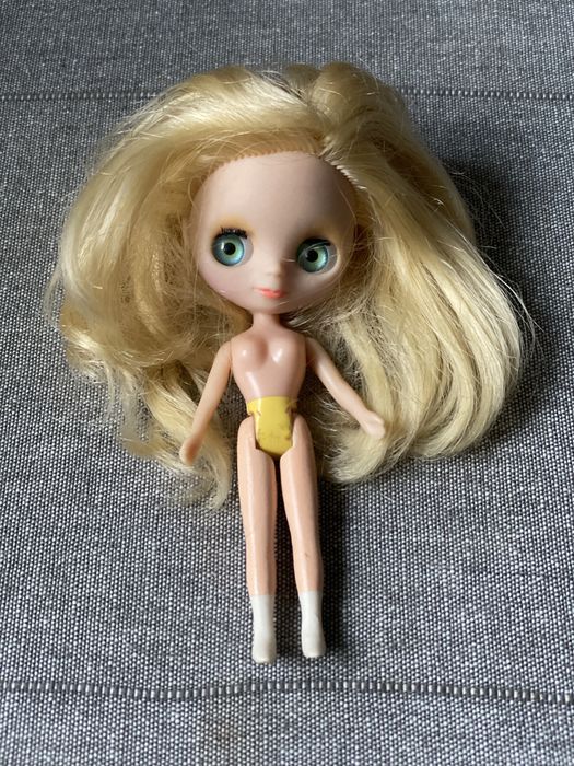 Laleczka mini blythe blond Hasbro