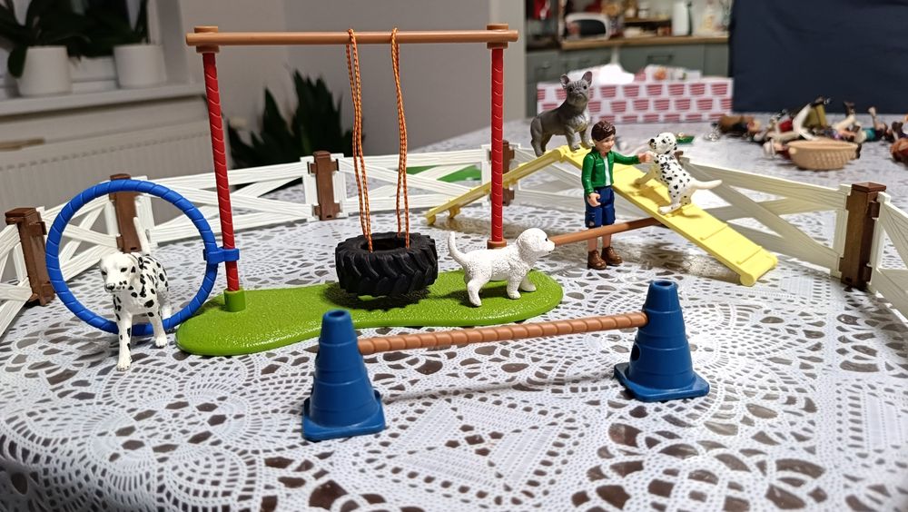 SCHLEICH 42536. Wybieg dla psów + pieski GRATIS