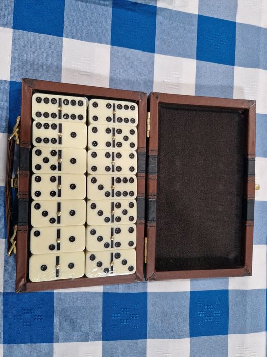 Dominó com caixa elegante.  Nova