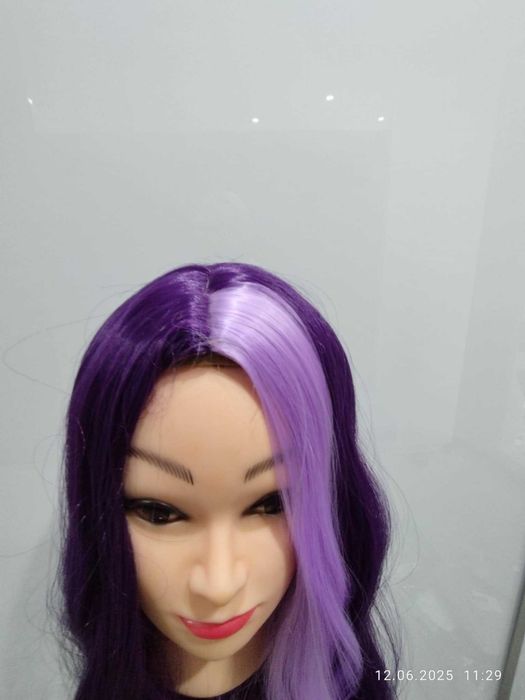 Peruka na Halloween. Włosy długie , falowane.