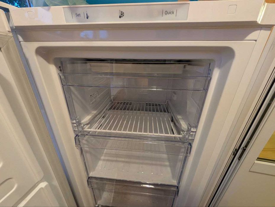 морозильна камера RFNE200E20W