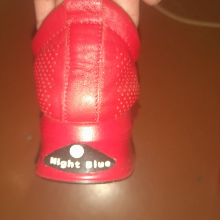 Продам кроссовки женские