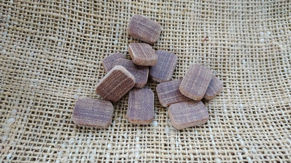 Руни, з деревини Кумару, ручної роботи.