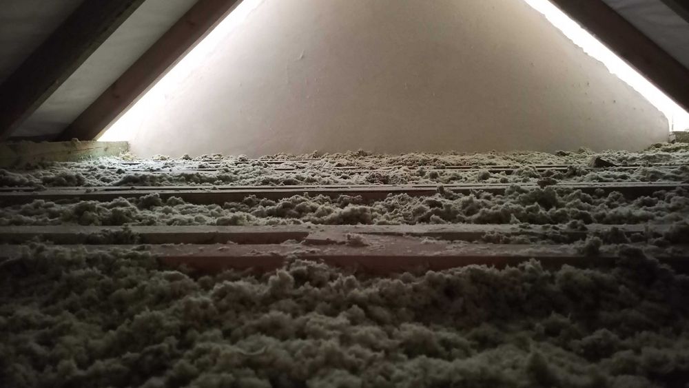 nadmuch izolacji (wełna, celuloza). Ocieplenia sufitów i poddaszy