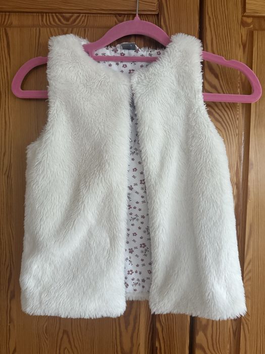 Pepco - biała kamizelka ze sztucznego futerka rozm. 116 cm