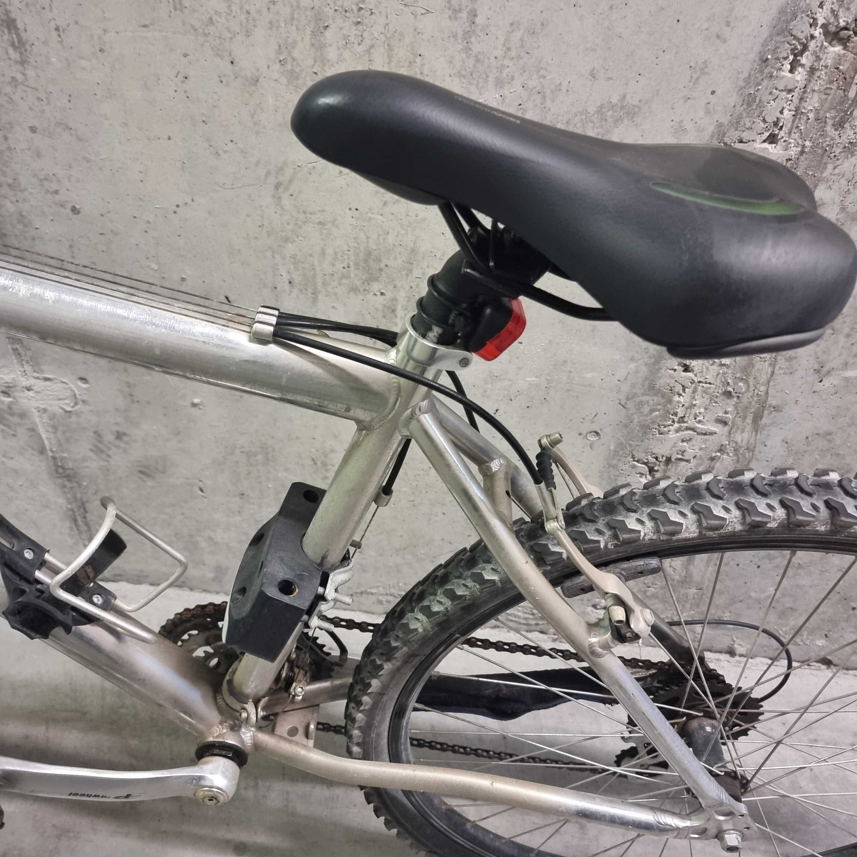 Bicicleta com acessórios shimano