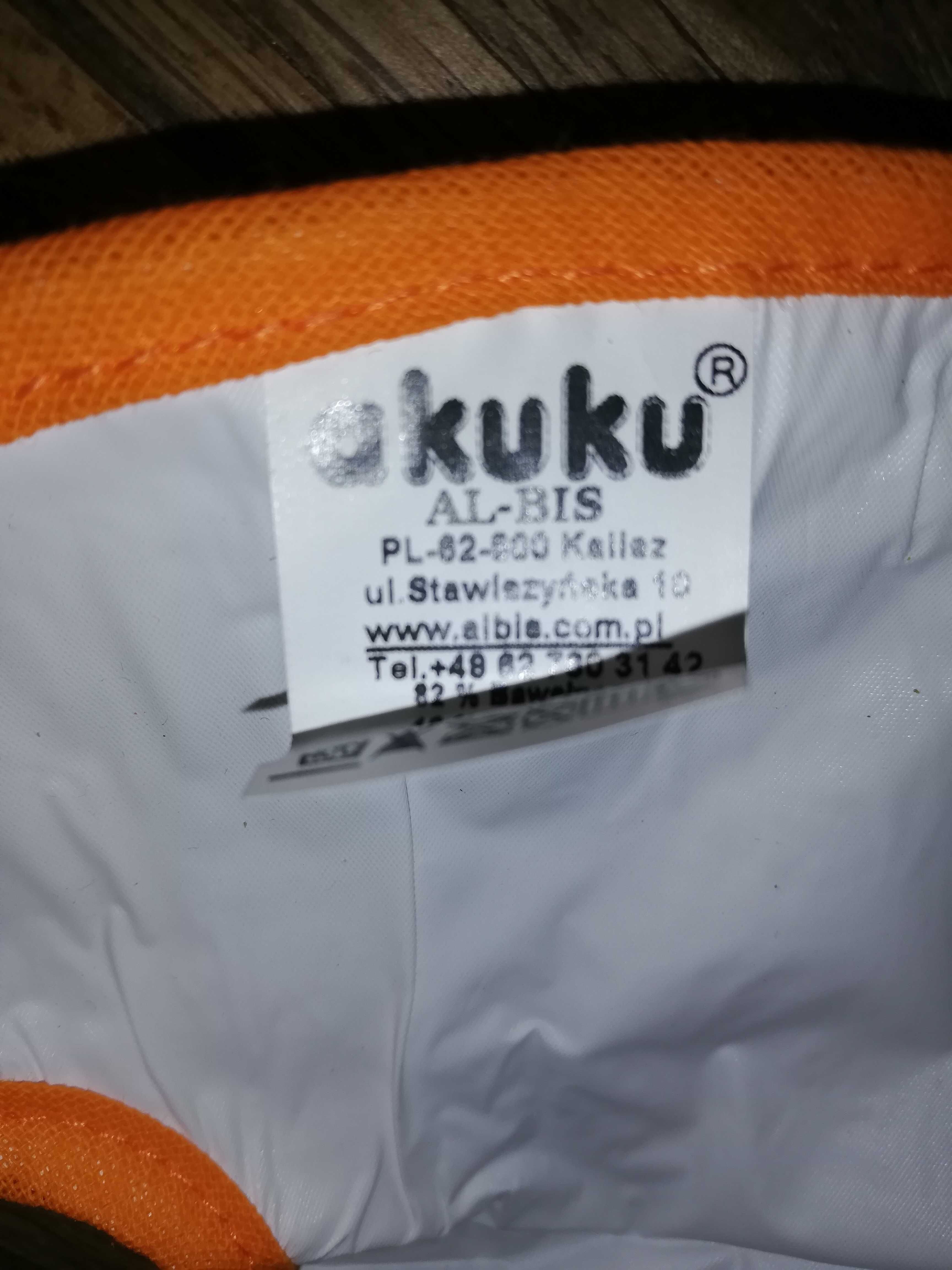 Trzy śliniaki Akuku