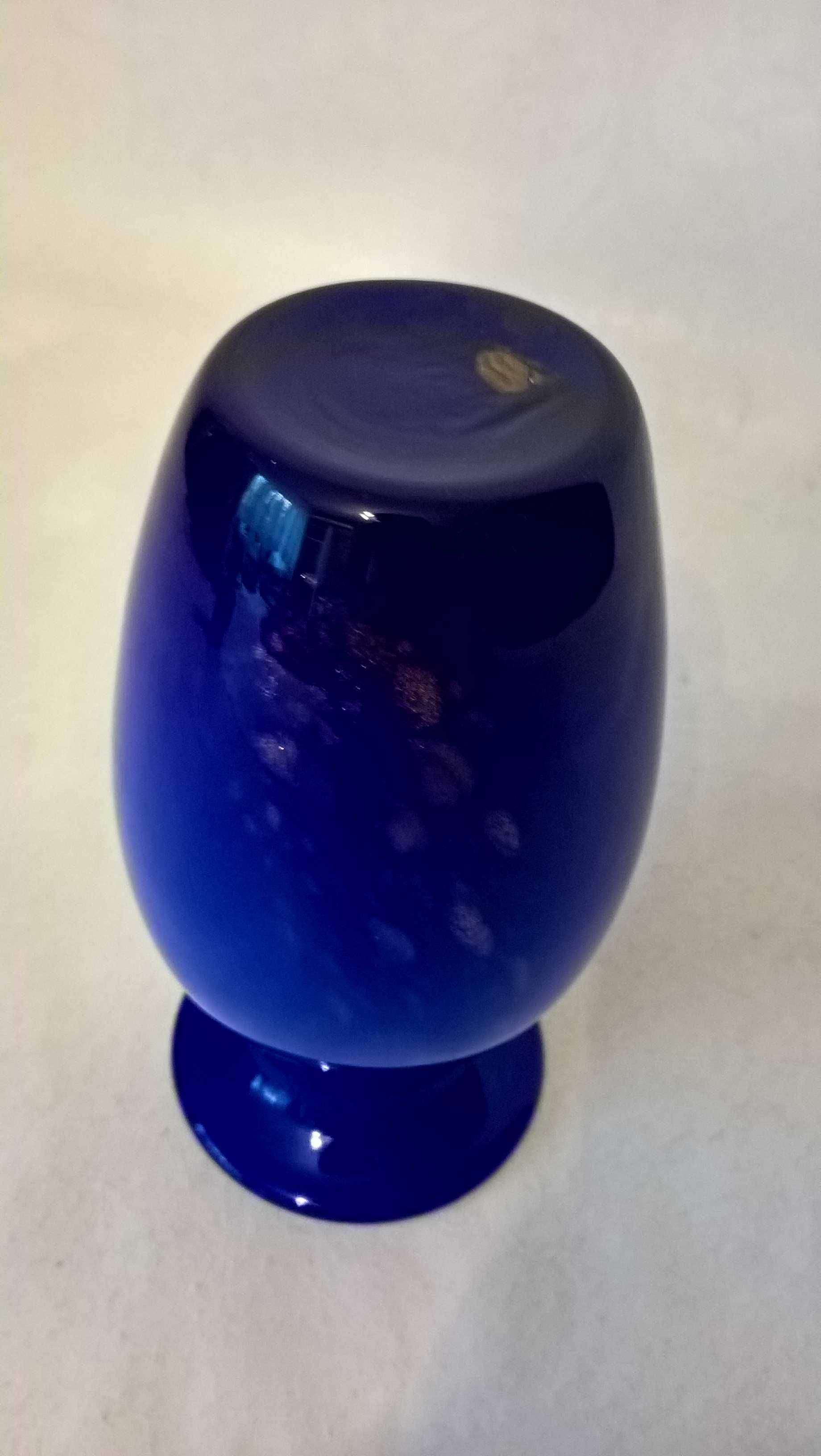 Kobaltowy wazon z dodatkiem drobinek złota.