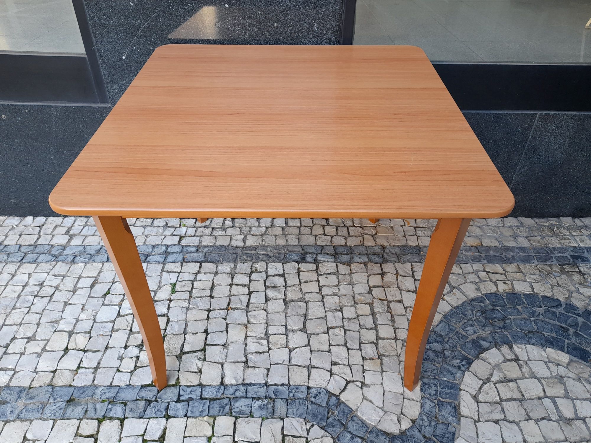 Mesa em Madeira com folheado quadrada - Mesa de centro ou apoio - TOP