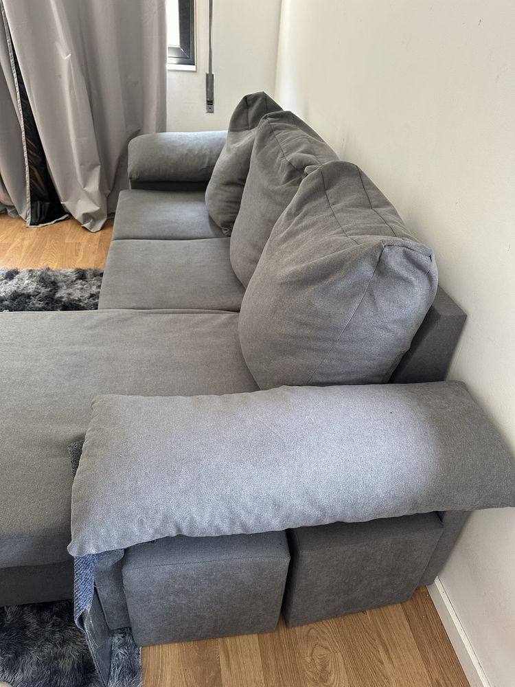 Sofa com 3 lugares, e 2 banquinhos laterais removiveis