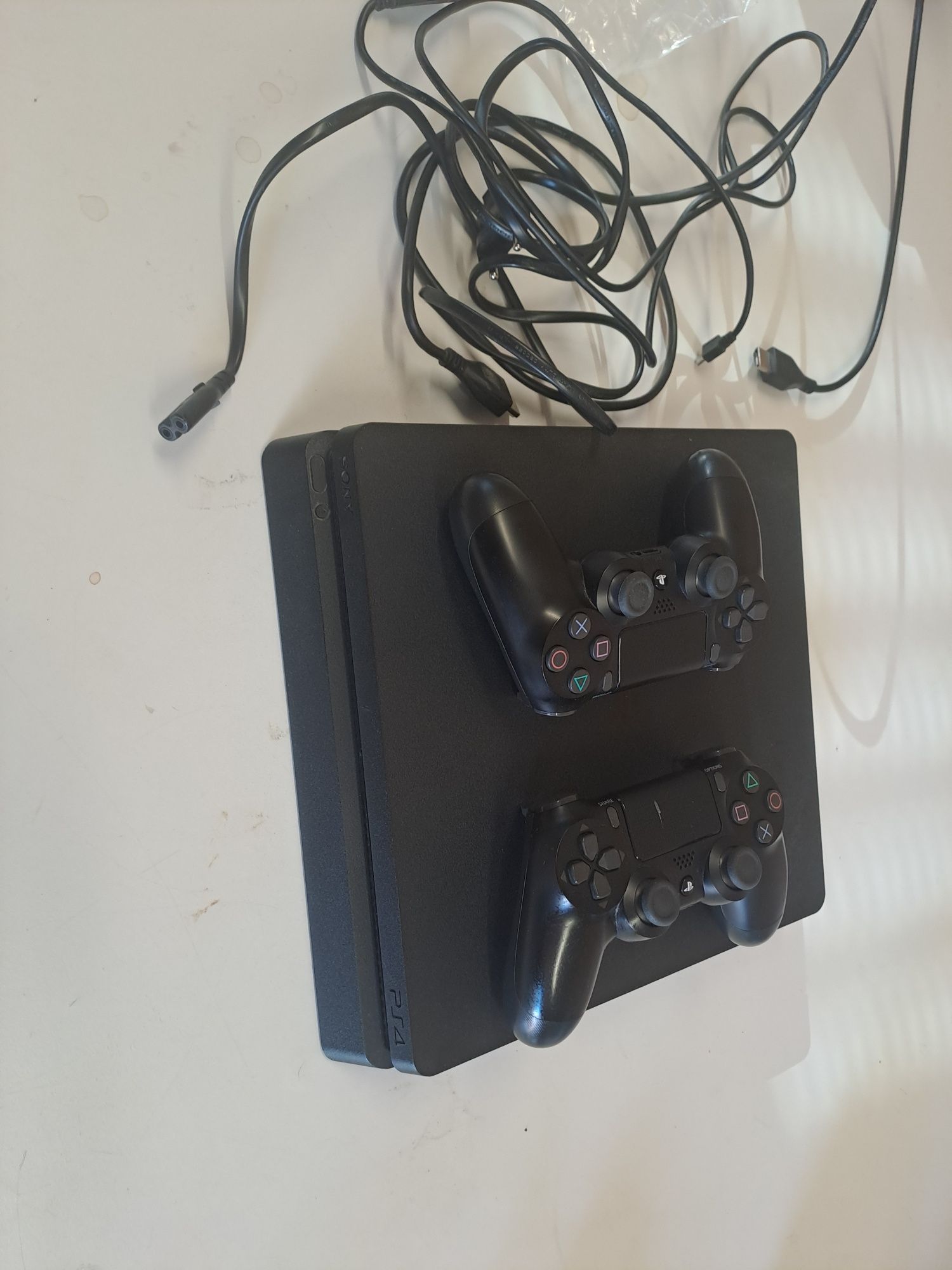 PS4 1TB із двома джойстиками