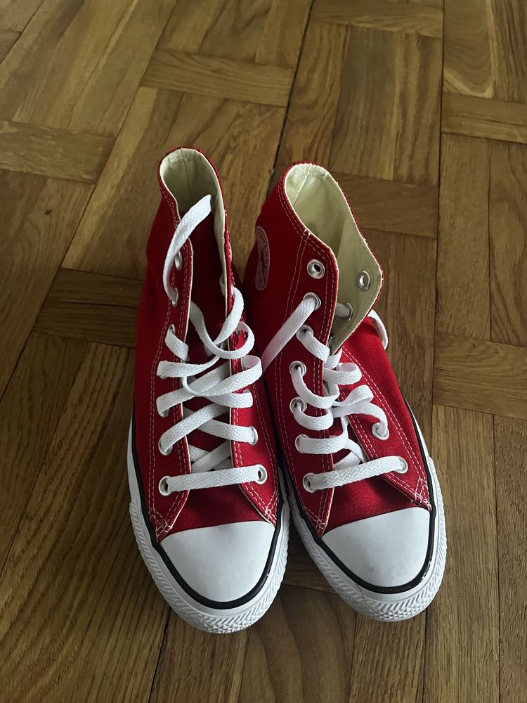 Nowe czerwone trampki Converse