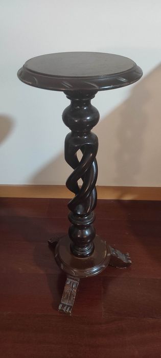 Coluna decorativa em madeira