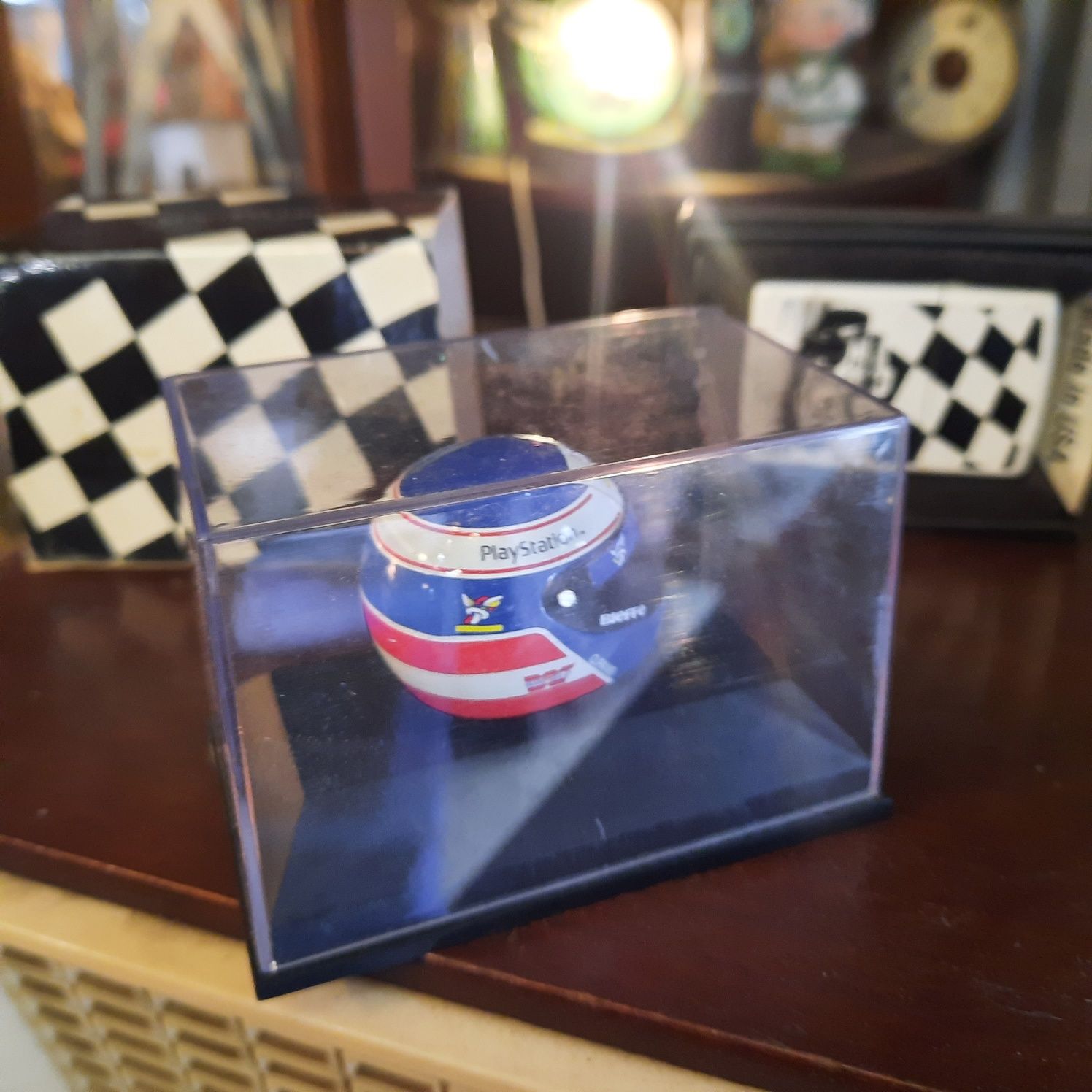 Isqueiro e capacete