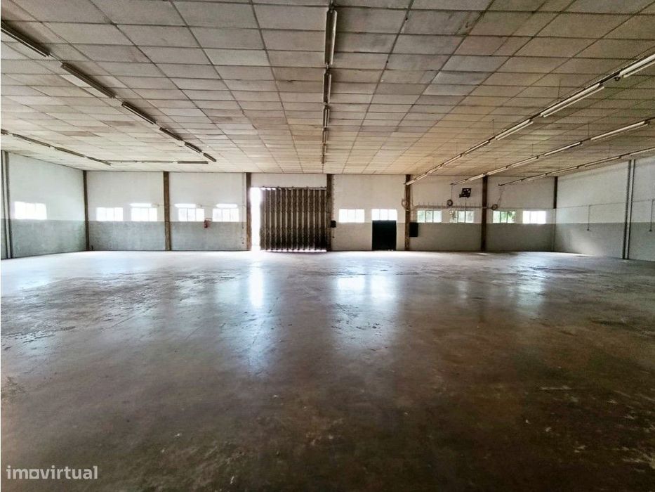 Armazém com 600 m2 em Vilar do Pinheiro