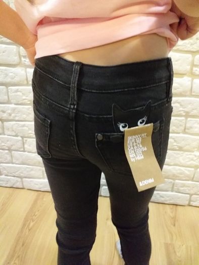 Czarne dżinsowe rurki z naszywką kotka kota H&M roz 122 jeans dżins