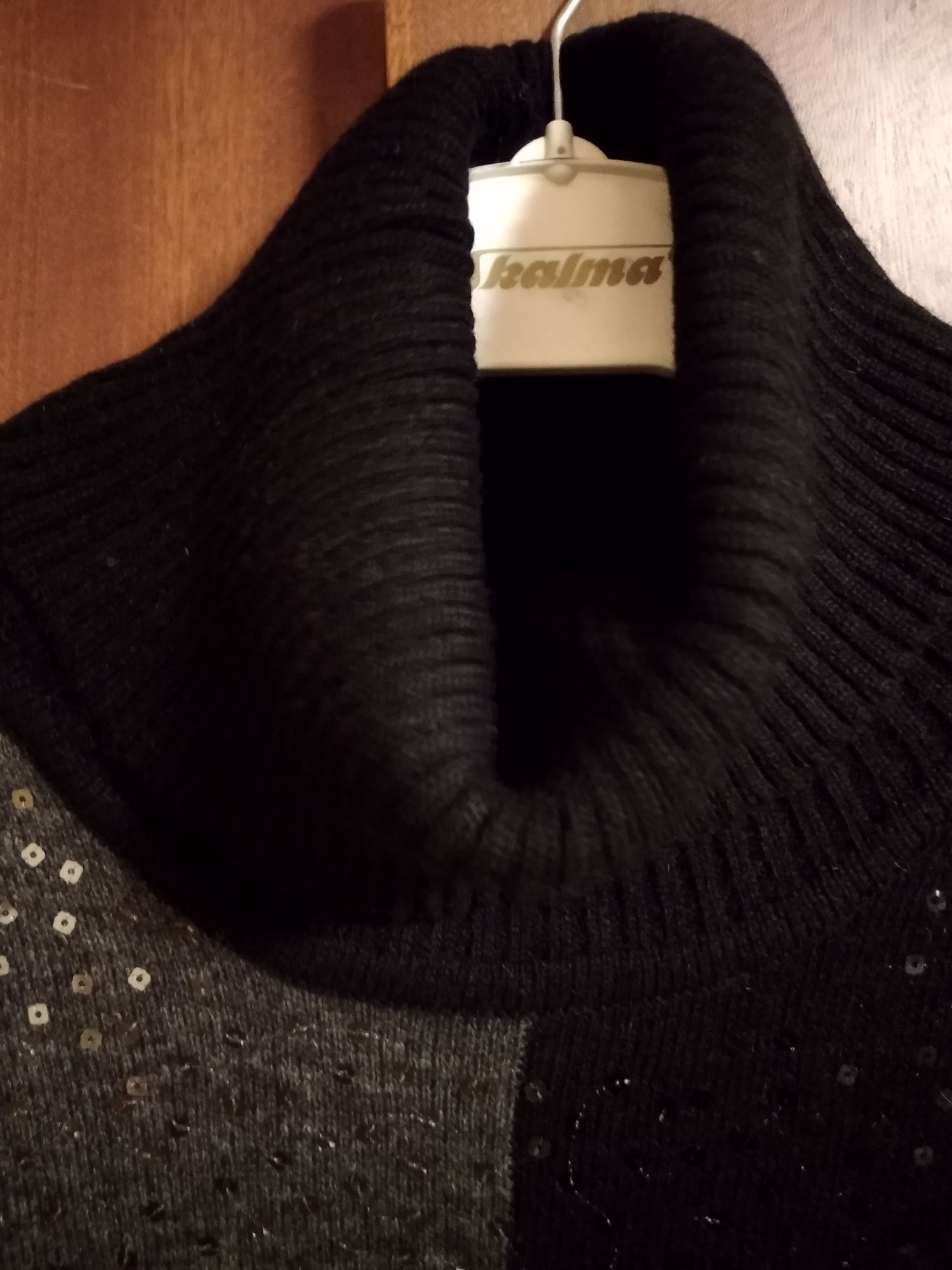 Продаю женский свитер с пайетками