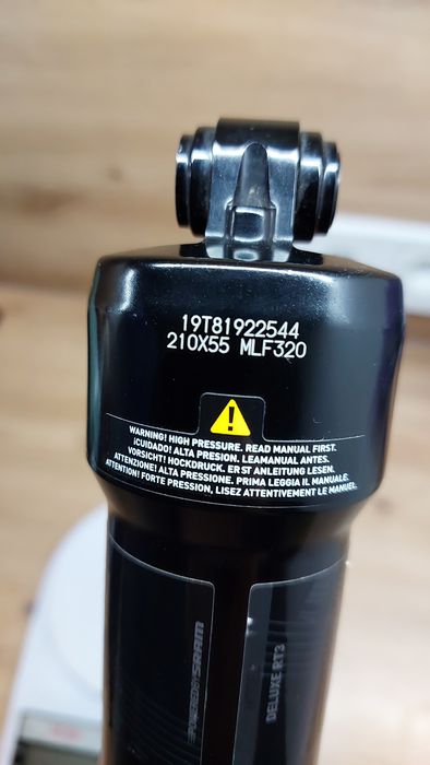 Амортизатор Rock Shox Deluxe RT3 
Розмір 210×55 
Регулювання: відскок,