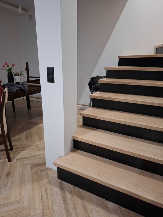 Stopnie, poręcze, słupy dębowe – na zamówienie, montaż i wycena!