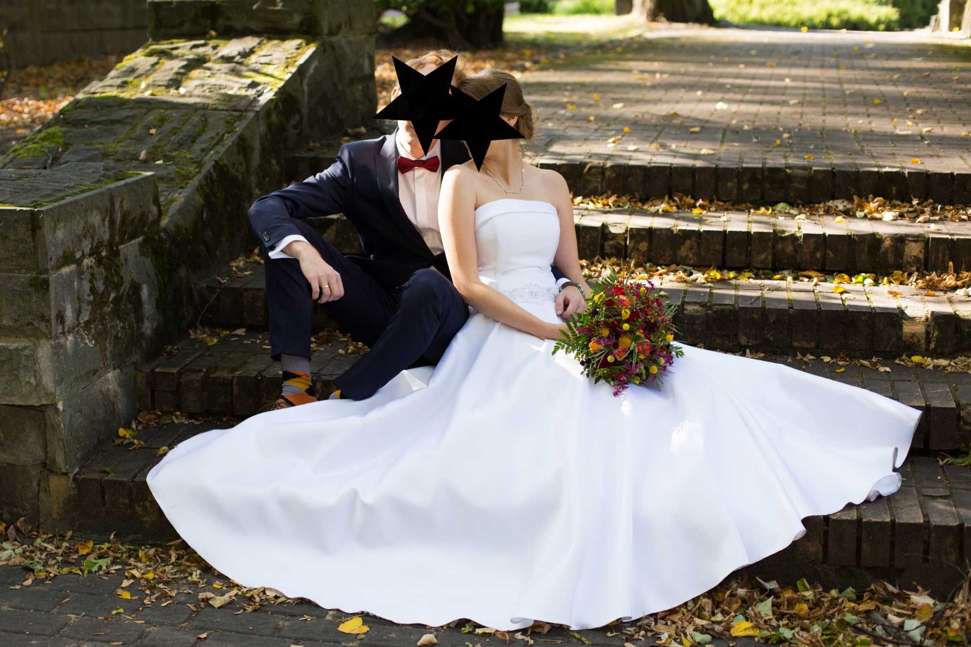 Suknia ślubna klasyczna, elegancka, bez ramiączek, z wiązaniem, litera