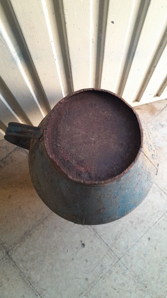 Cântaro antigo em metal