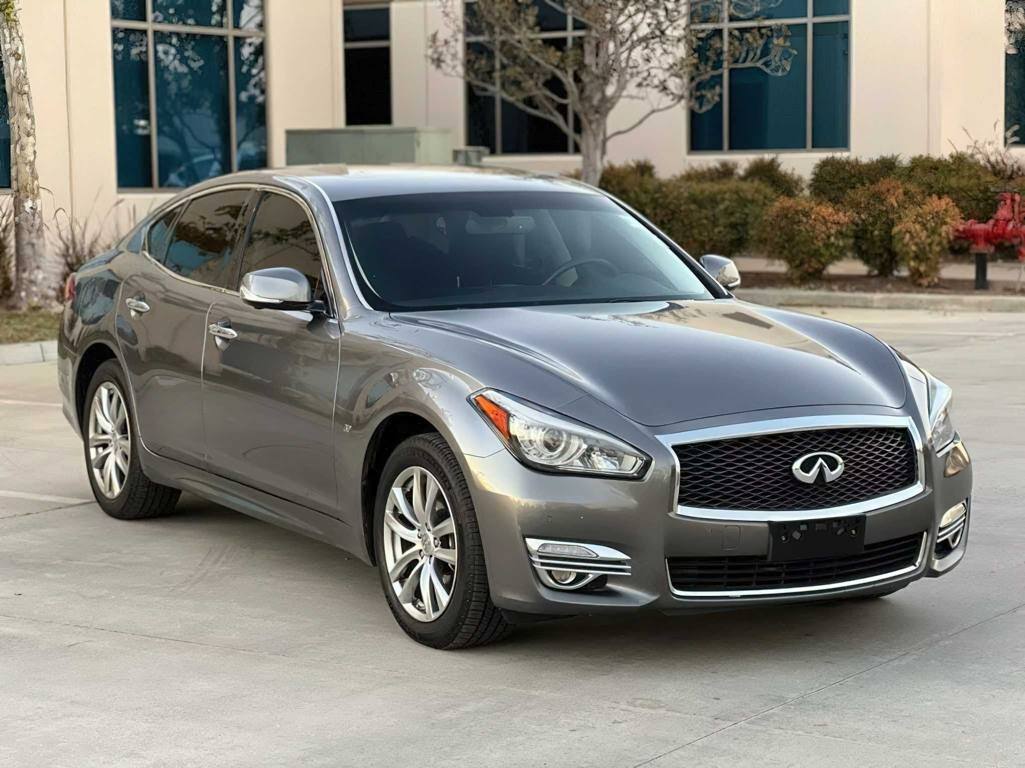 Infiniti Q70 Luxe 2018