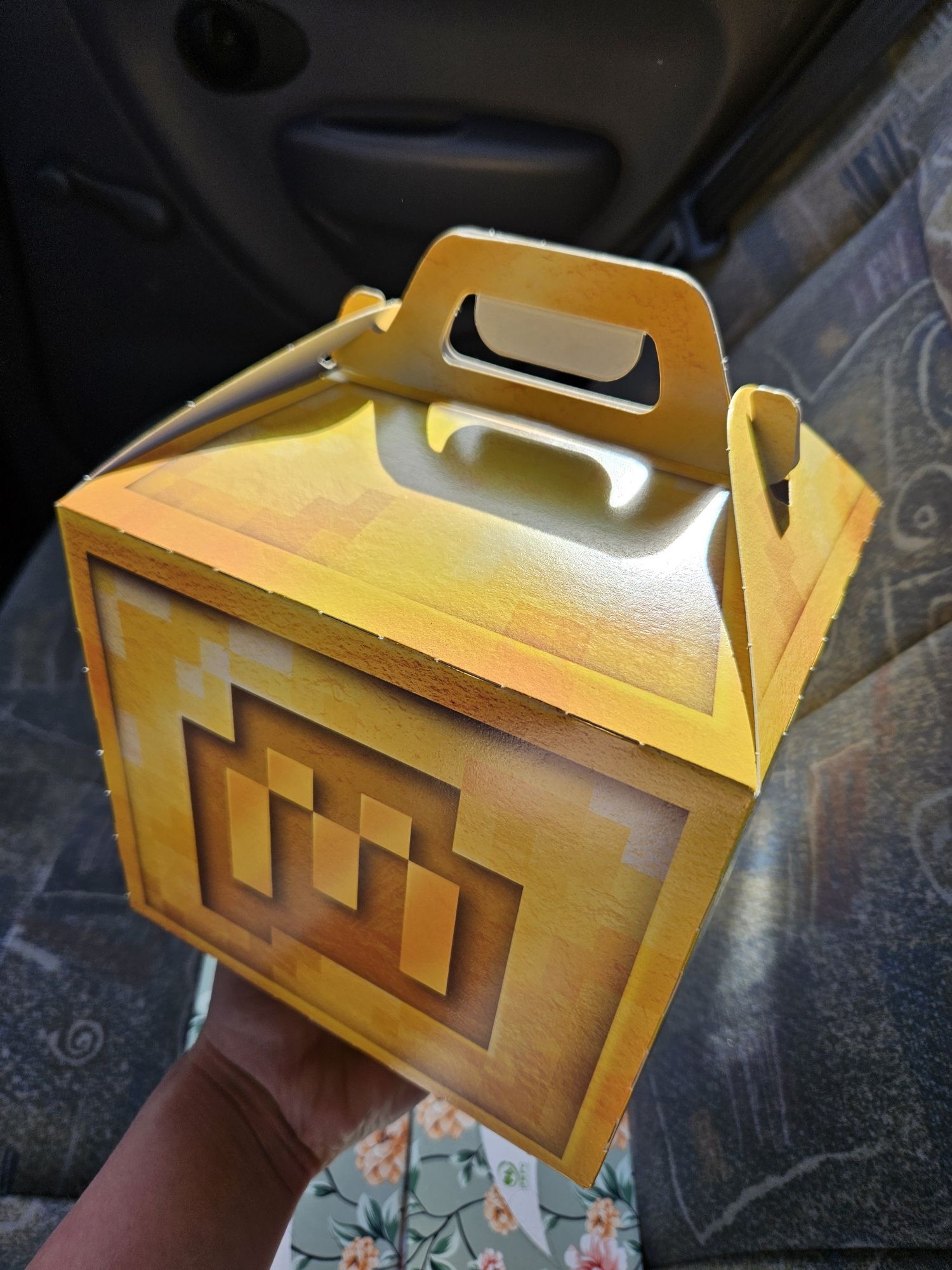 Limitowane złote opakowanie zestawu Minecraft Movie z McDonalds