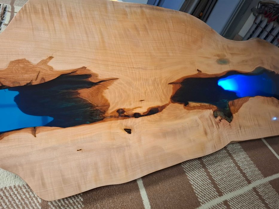 Wyjątkowy blat/dekor drewniany z żywicą – ręcznie wykonany