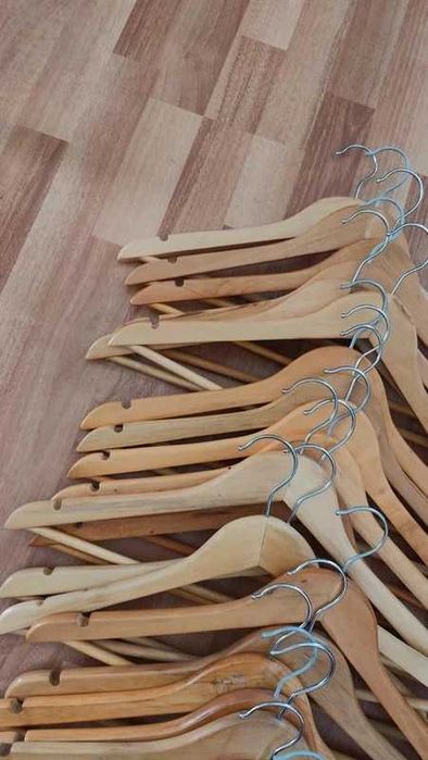 21 cabides de madeira