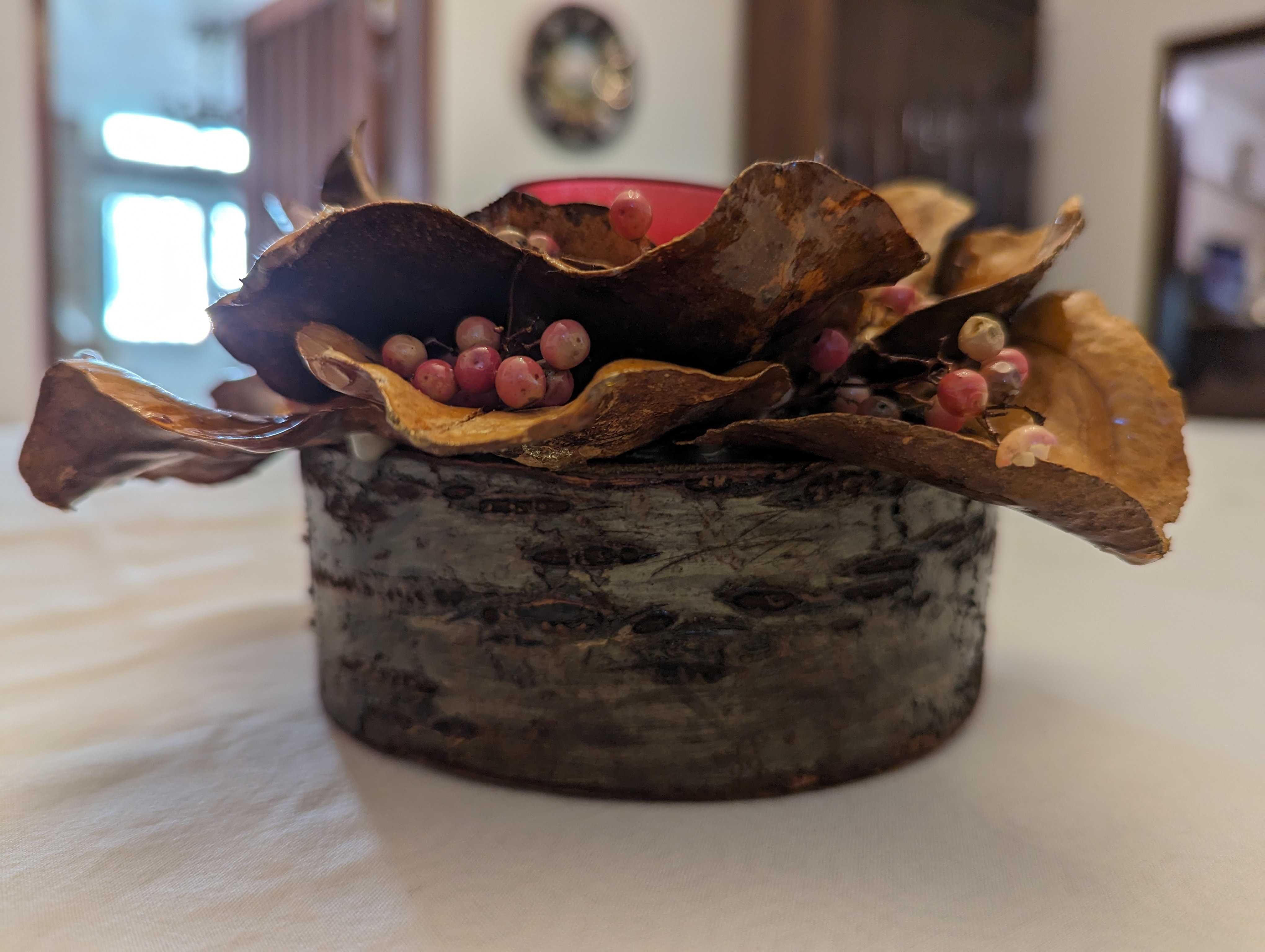 Arranjo de mesa com suporte para vela pequena.