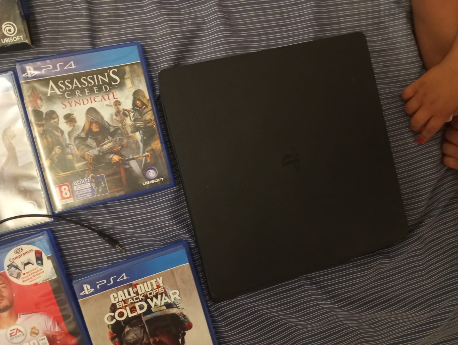 Vendo PlayStation 4 com 1 terá de memoria