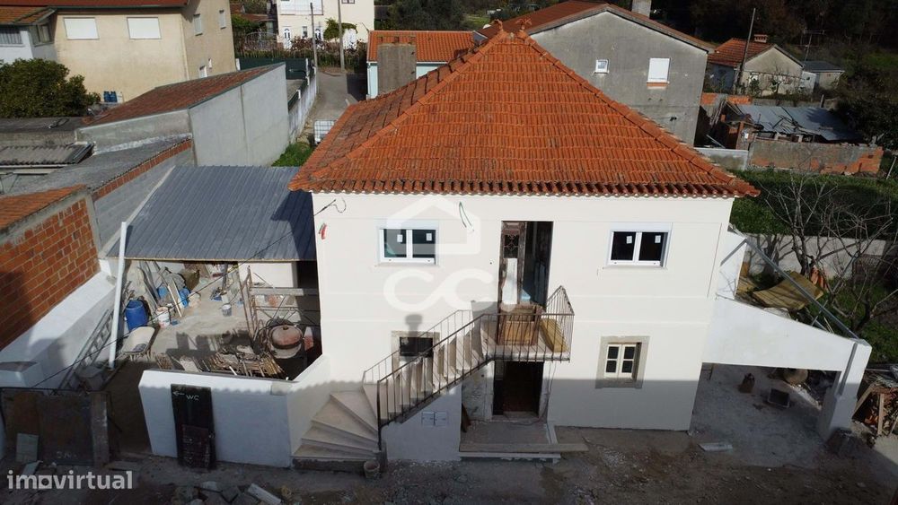 Moradia convertida em dois apartamentos T2 com  entradas independentes