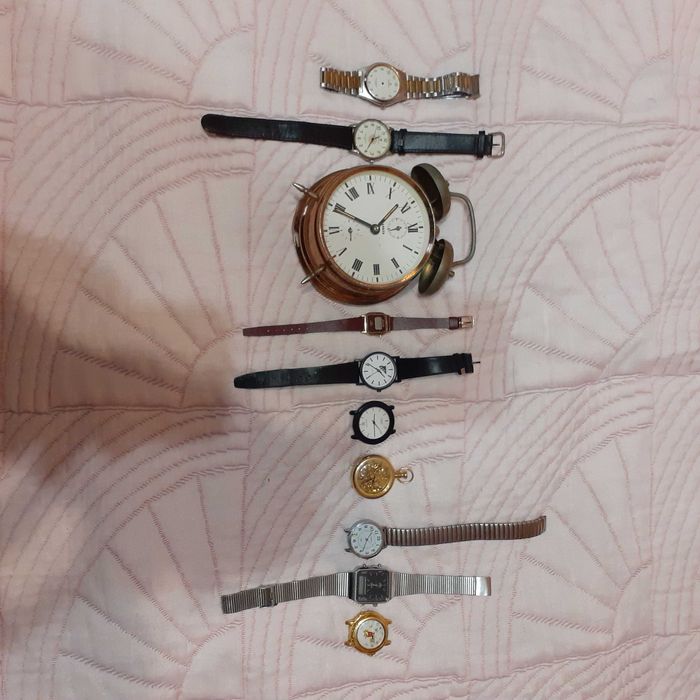 Stare niedziałające zegarki.