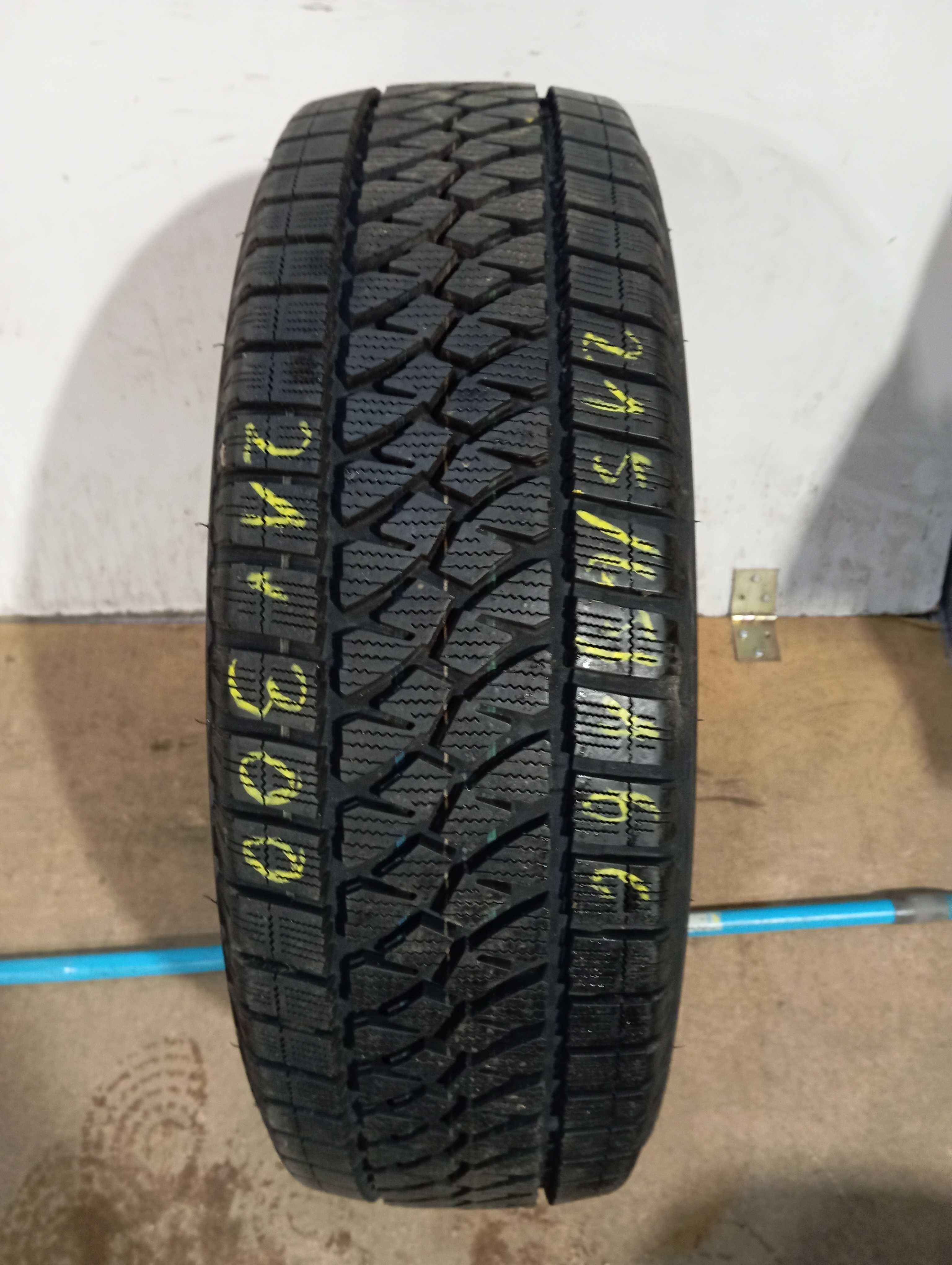1x 215/65 R16C 109/107T Bridgestone Blizzak W810. 2021r 9,3mm