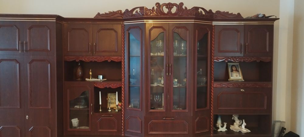 Meblościanka z koroną