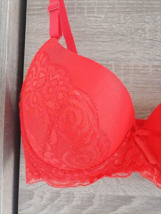 Biustonosz czerwony "Han" roz 75C-34. Nowy.