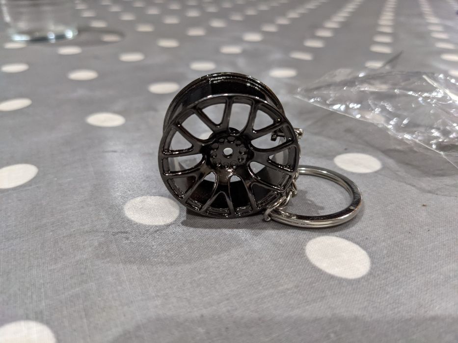 Porta chaves forma de jante e disco e travões