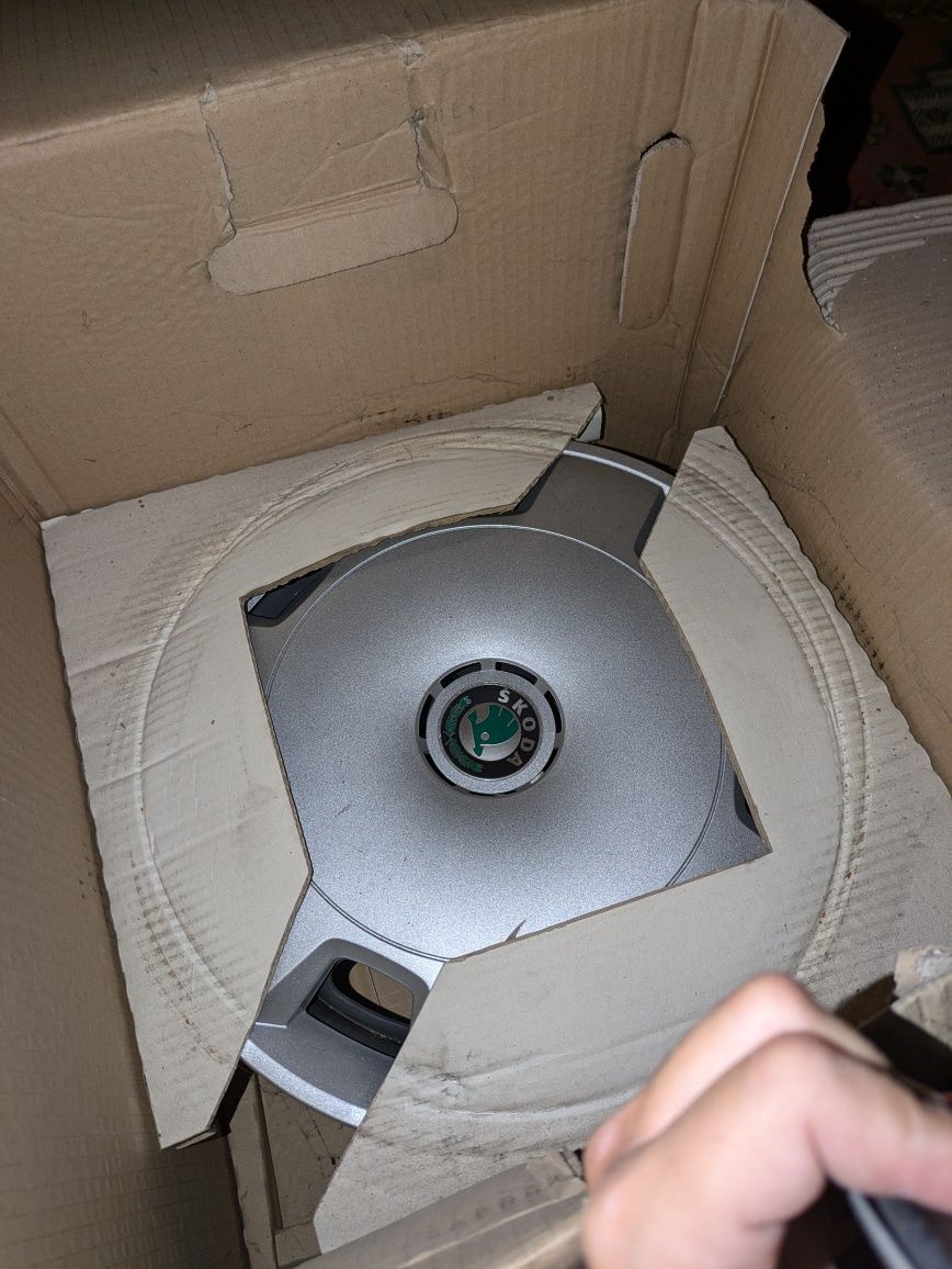 Jantes com tampões Skoda Fabian 2004